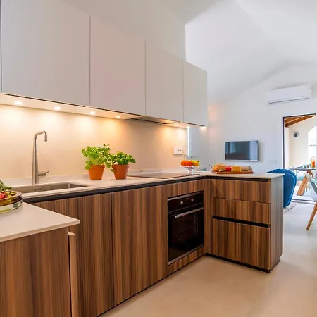 Casa Moros 6, Emma Villa *