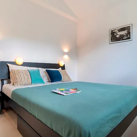 Casa Moros 6, Emma * カスティアーダス